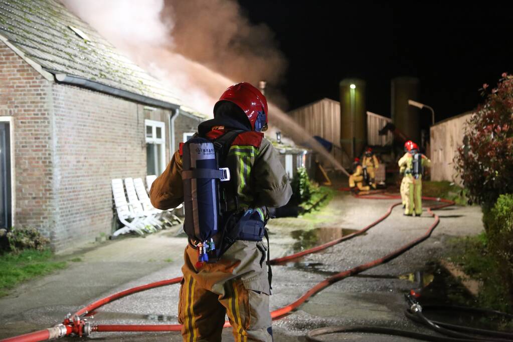 Uitslaande brand bij voormalig woonboerderij