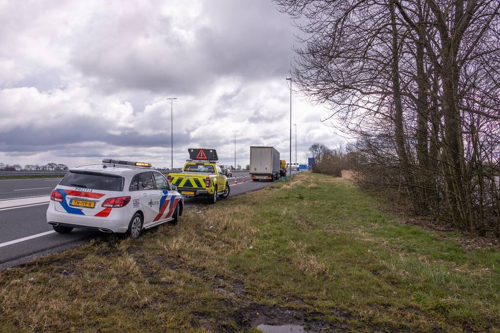 Voertuig geborgen na botsing met vrachtwagen