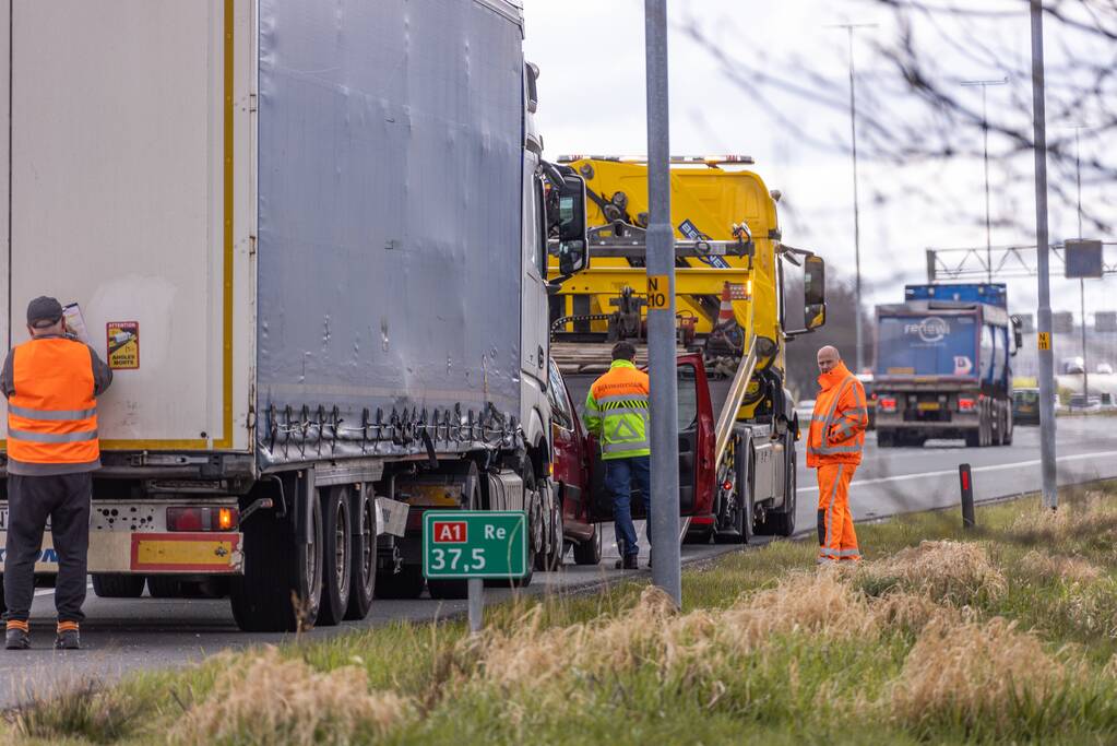 Voertuig geborgen na botsing met vrachtwagen
