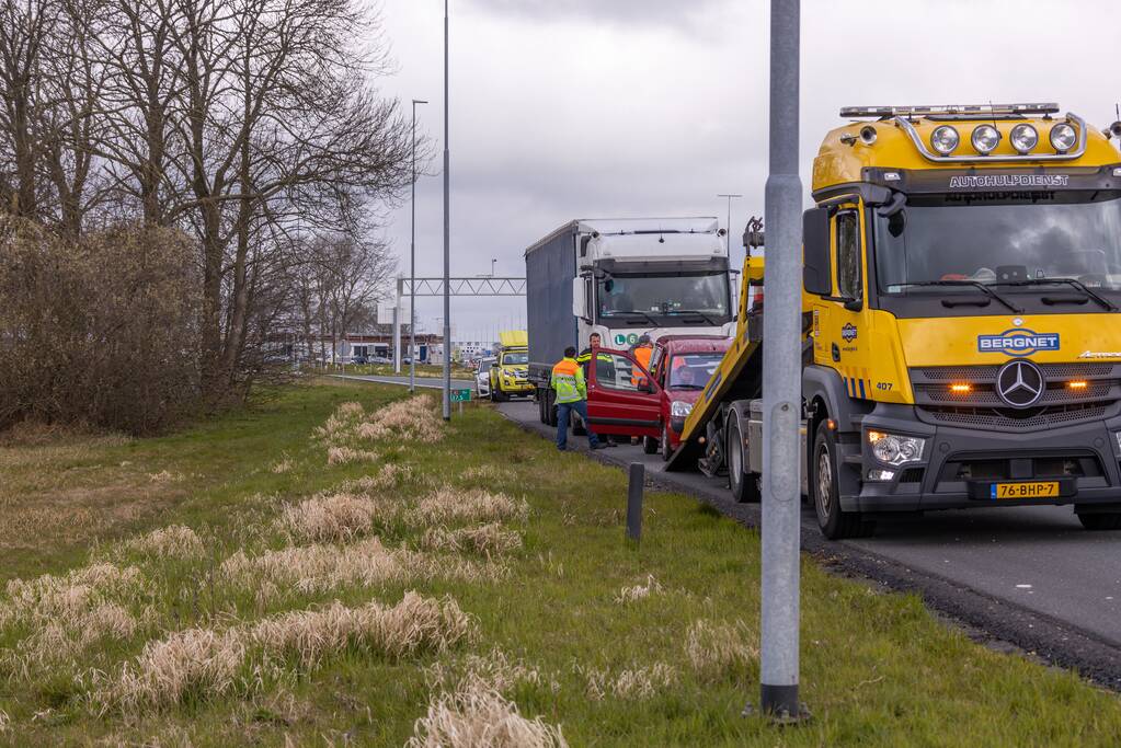Voertuig geborgen na botsing met vrachtwagen