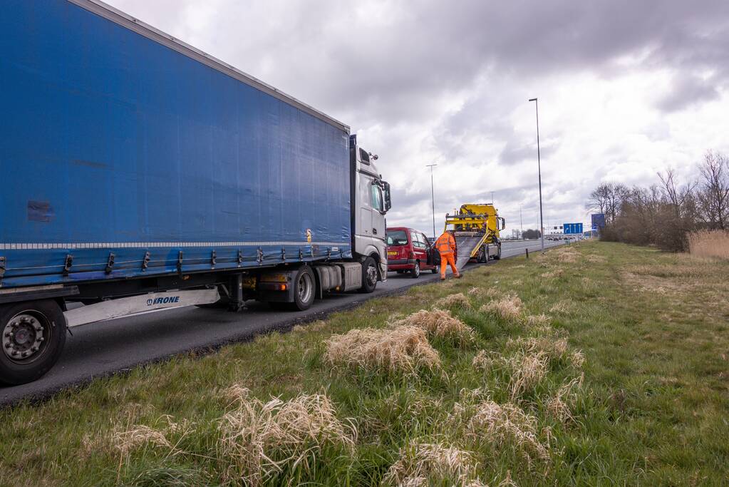 Voertuig geborgen na botsing met vrachtwagen