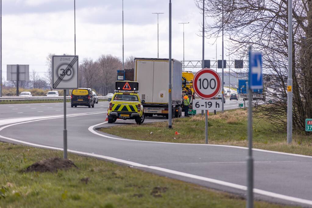 Voertuig geborgen na botsing met vrachtwagen
