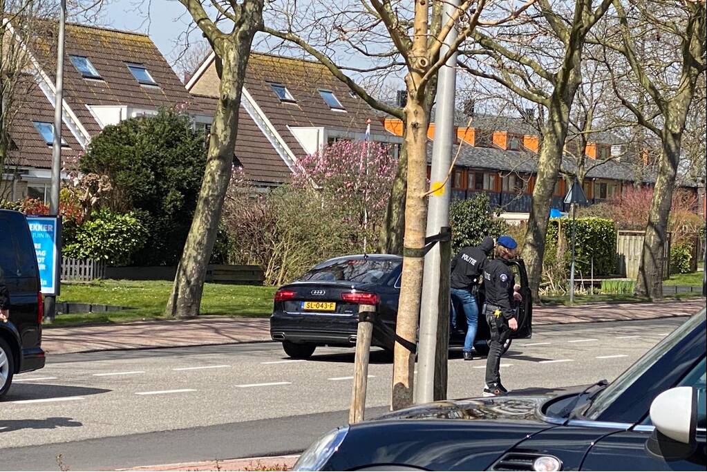 Arrestatieteam houdt twee personen aan voor Winkelcentrum Bloemendaal