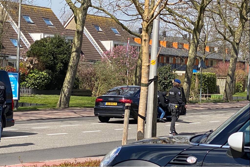 Arrestatieteam houdt twee personen aan voor Winkelcentrum Bloemendaal