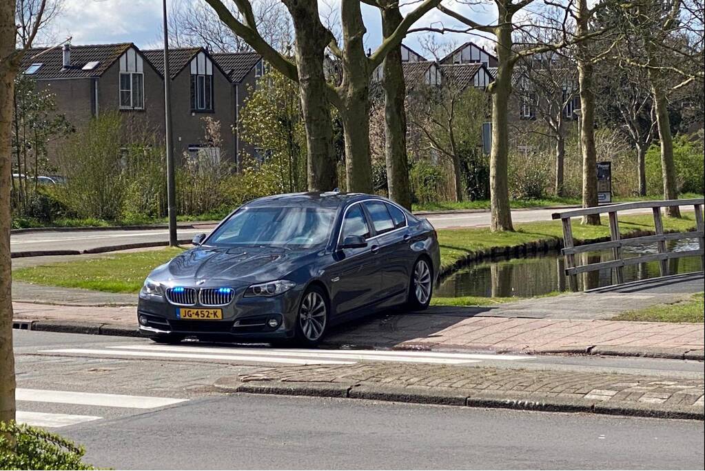 Arrestatieteam houdt twee personen aan voor Winkelcentrum Bloemendaal