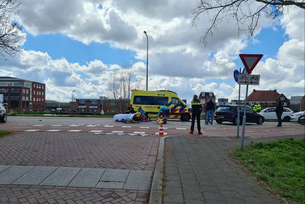 Scooterrijdster gewond bij botsing met auto