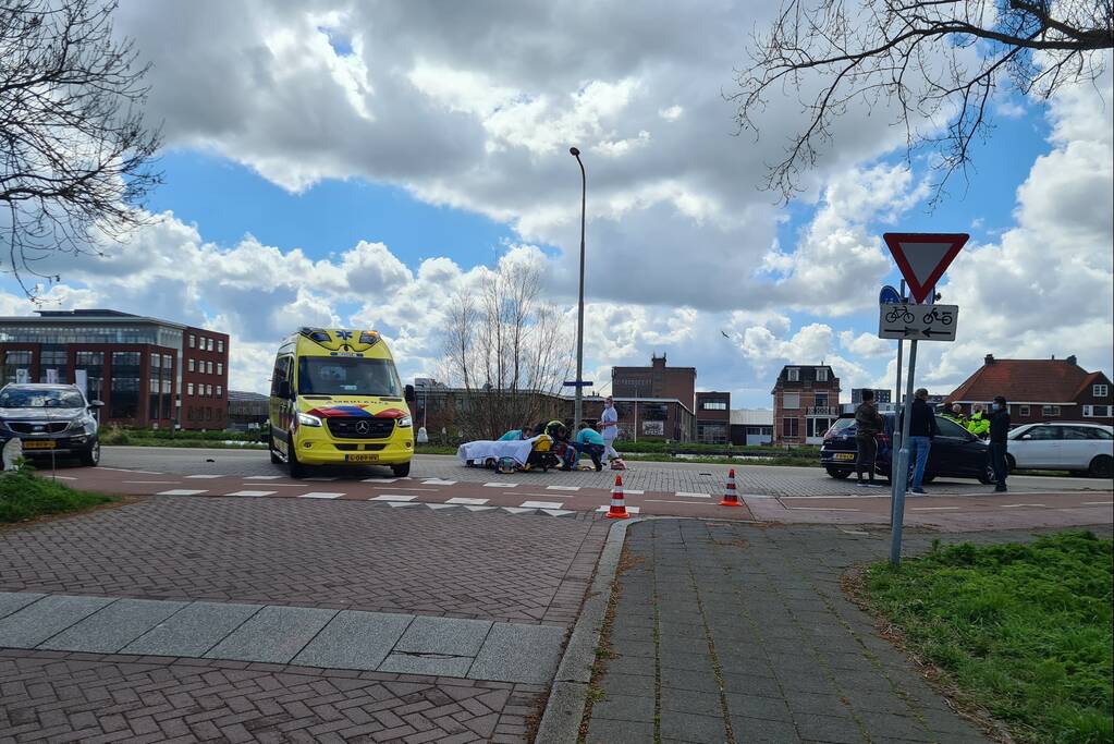 Scooterrijdster gewond bij botsing met auto