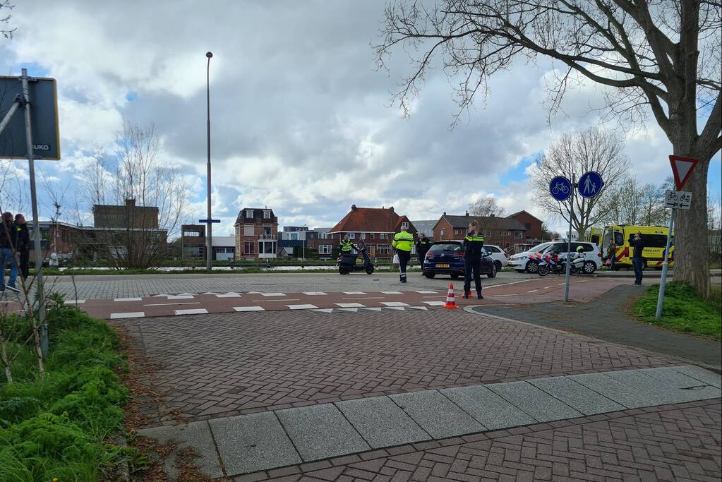 Scooterrijdster gewond bij botsing met auto