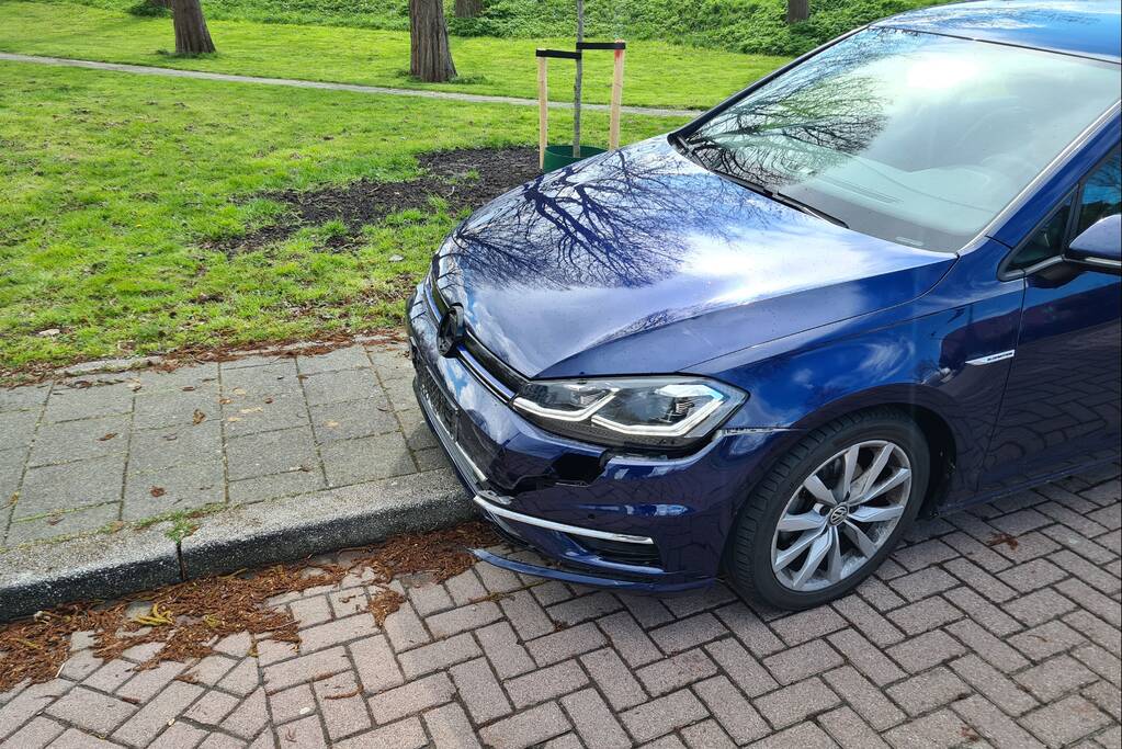 Scooterrijdster gewond bij botsing met auto