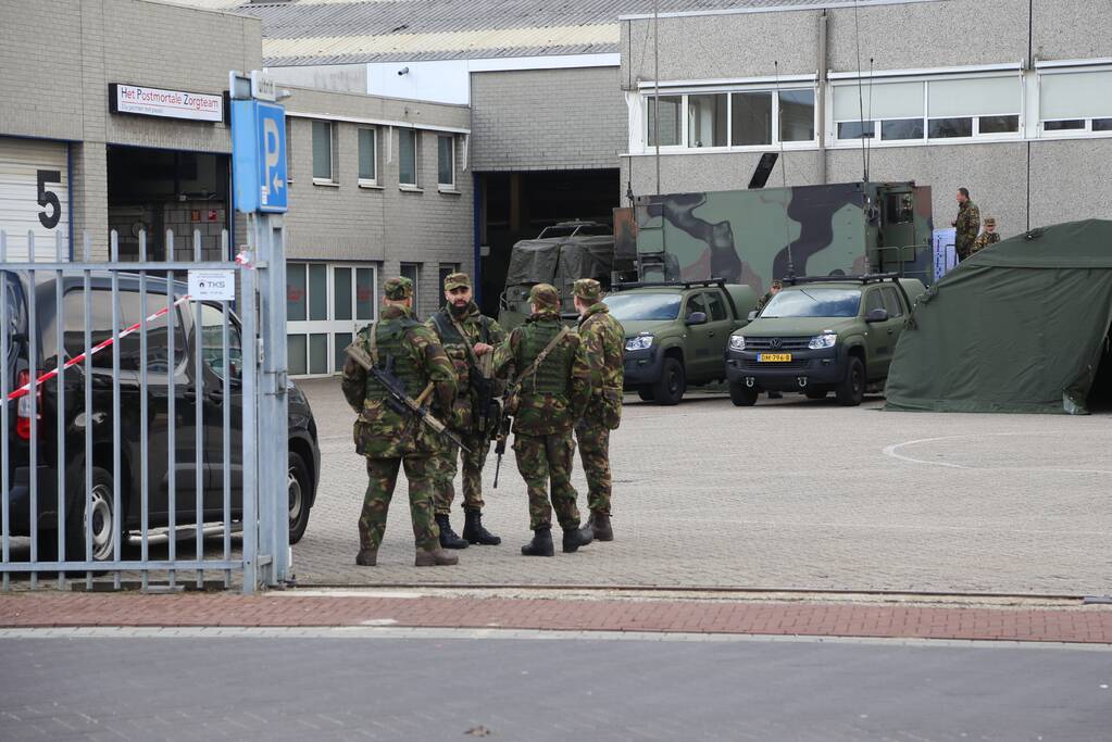 Defensie oefent op voormalige aanhangwagenfabriek Jumbo