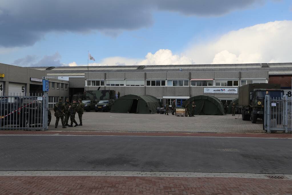 Defensie oefent op voormalige aanhangwagenfabriek Jumbo