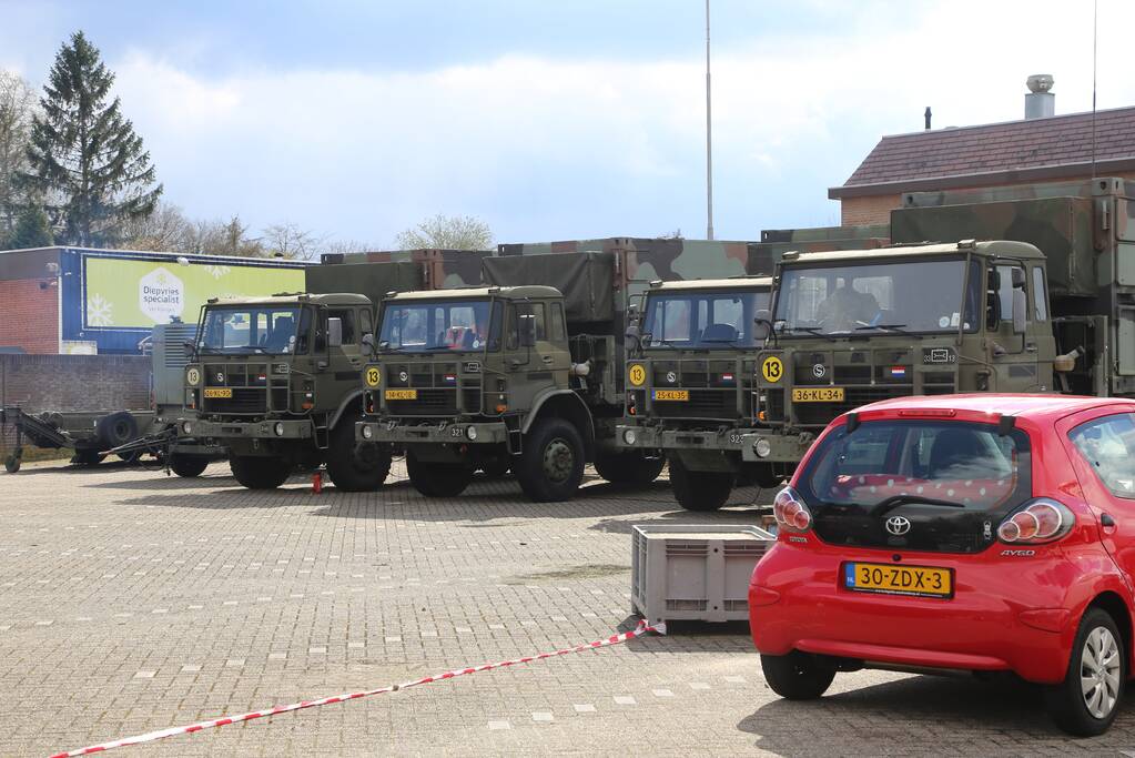 Defensie oefent op voormalige aanhangwagenfabriek Jumbo