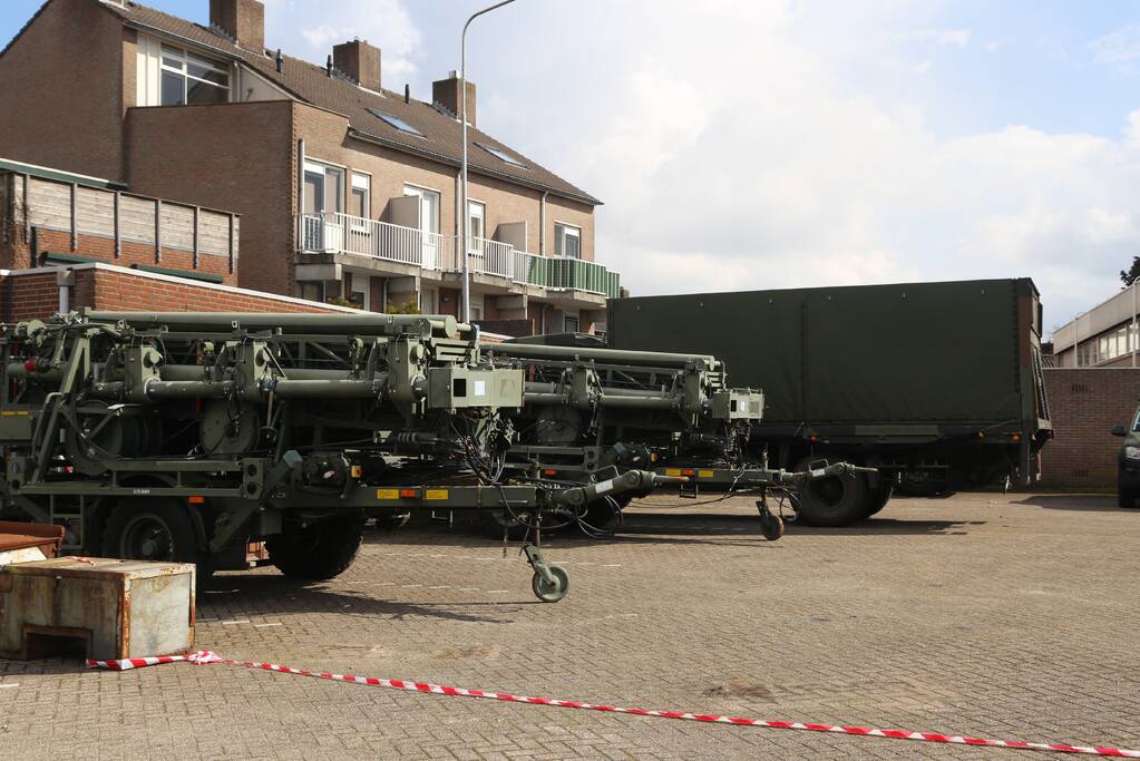 Defensie oefent op voormalige aanhangwagenfabriek Jumbo