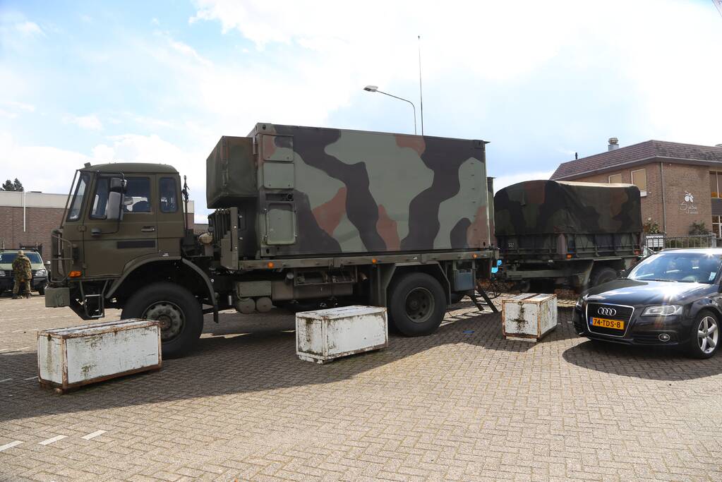 Defensie oefent op voormalige aanhangwagenfabriek Jumbo