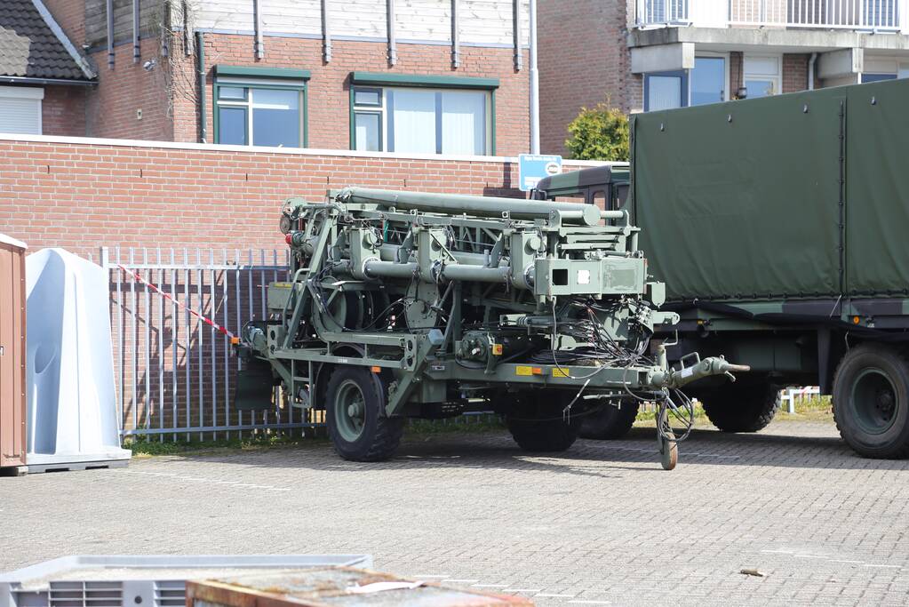 Defensie oefent op voormalige aanhangwagenfabriek Jumbo