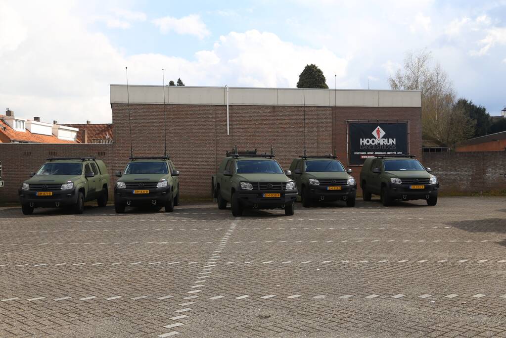 Defensie oefent op voormalige aanhangwagenfabriek Jumbo