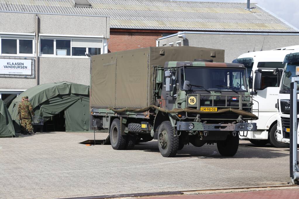 Defensie oefent op voormalige aanhangwagenfabriek Jumbo