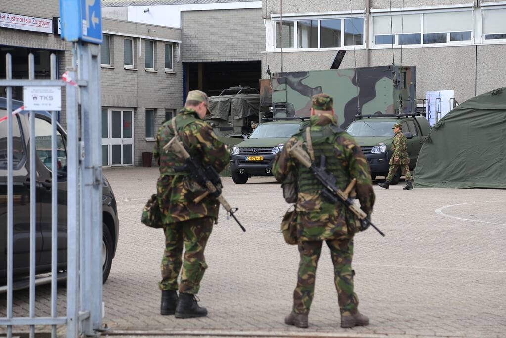 Defensie oefent op voormalige aanhangwagenfabriek Jumbo