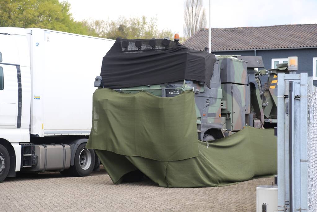 Defensie oefent op voormalige aanhangwagenfabriek Jumbo