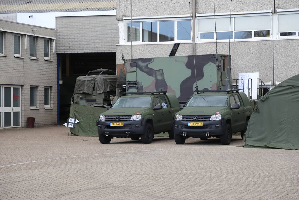 Defensie oefent op voormalige aanhangwagenfabriek Jumbo