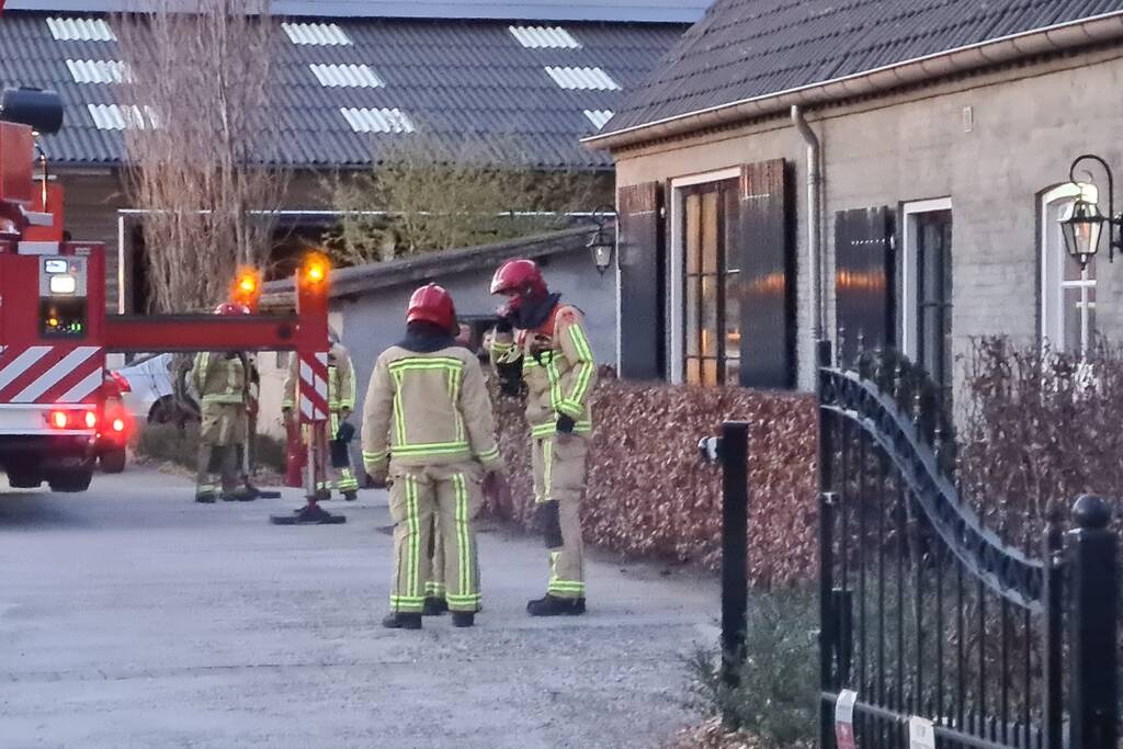 Brandweer veegt schoorsteen na schoorsteenbrand