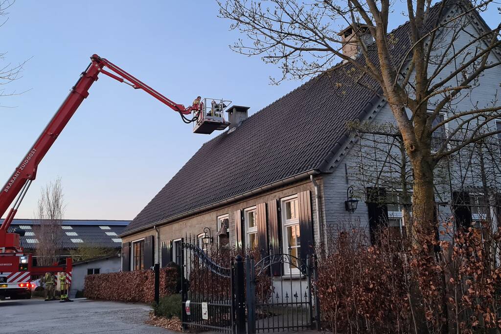 Brandweer veegt schoorsteen na schoorsteenbrand