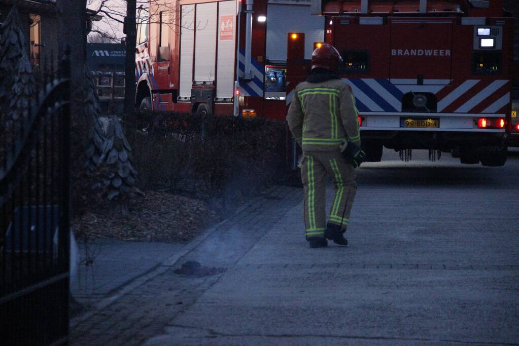 Brandweer veegt schoorsteen na schoorsteenbrand
