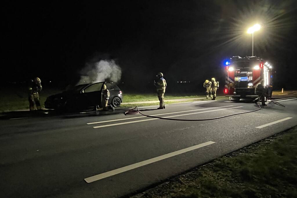Brandweer blust brandende personenauto