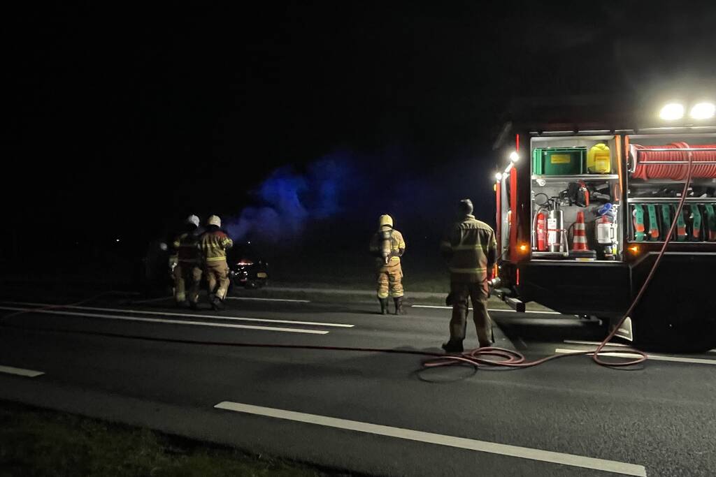 Brandweer blust brandende personenauto