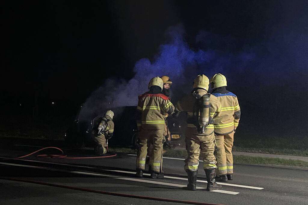 Brandweer blust brandende personenauto