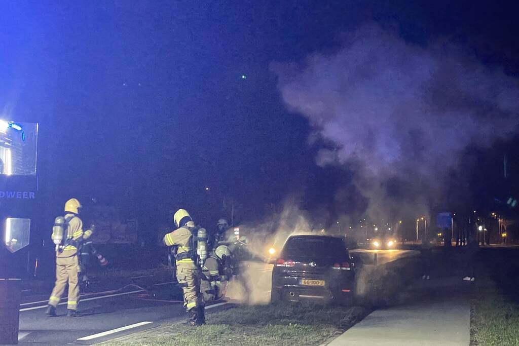 Brandweer blust brandende personenauto