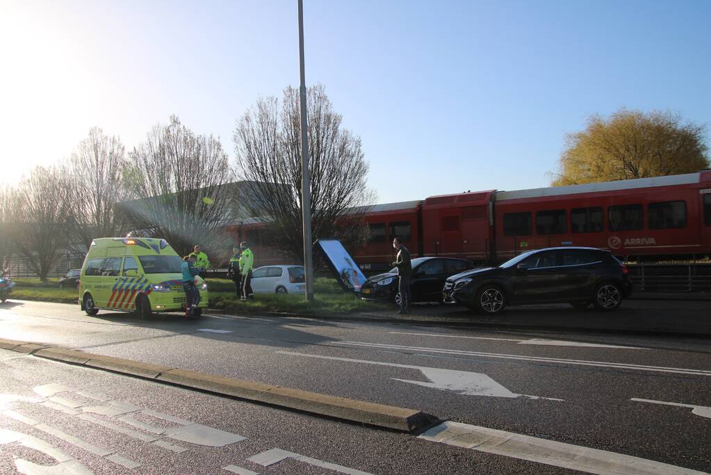 Auto komt tot stilstand tegen reclamebord