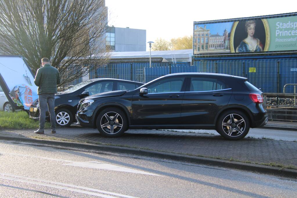 Auto komt tot stilstand tegen reclamebord