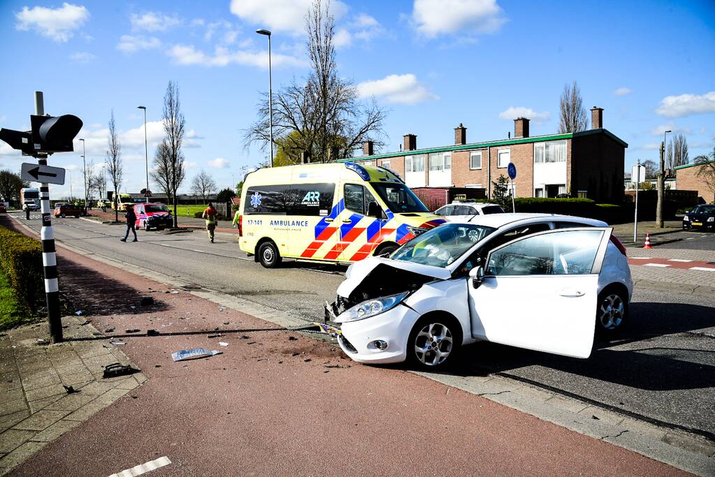 Flinke schade bij botsing met twee auto's