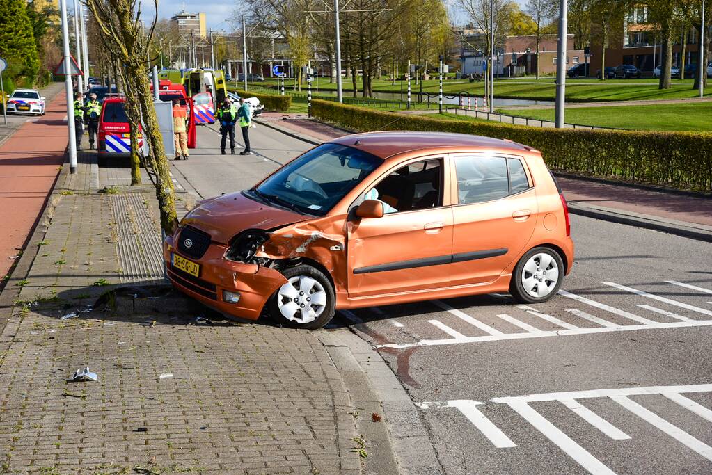 Flinke schade bij botsing met twee auto's