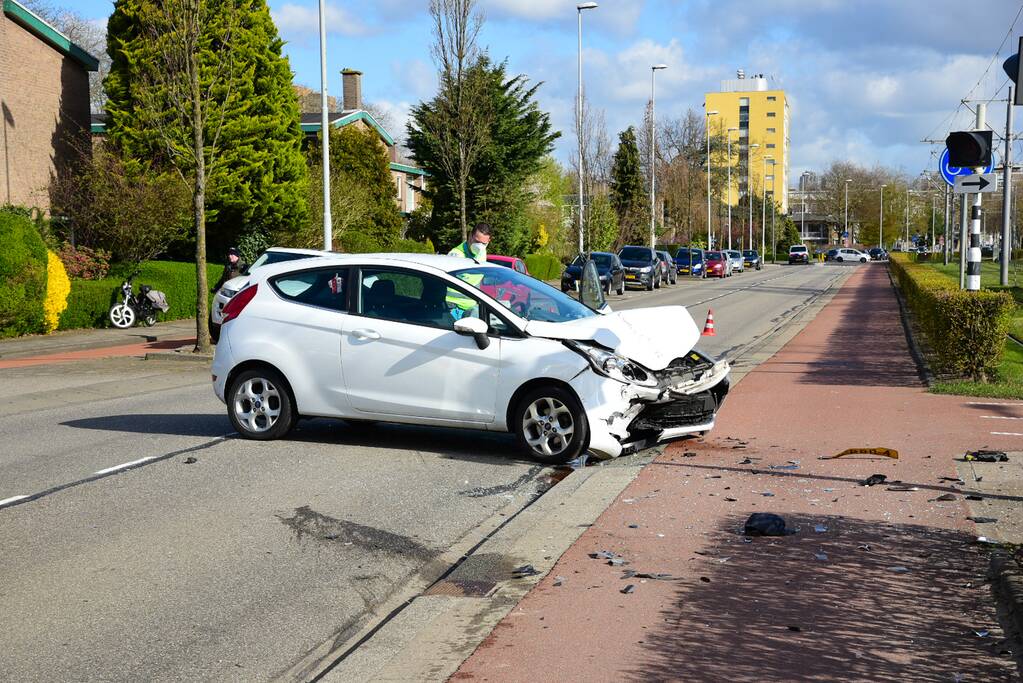 Flinke schade bij botsing met twee auto's