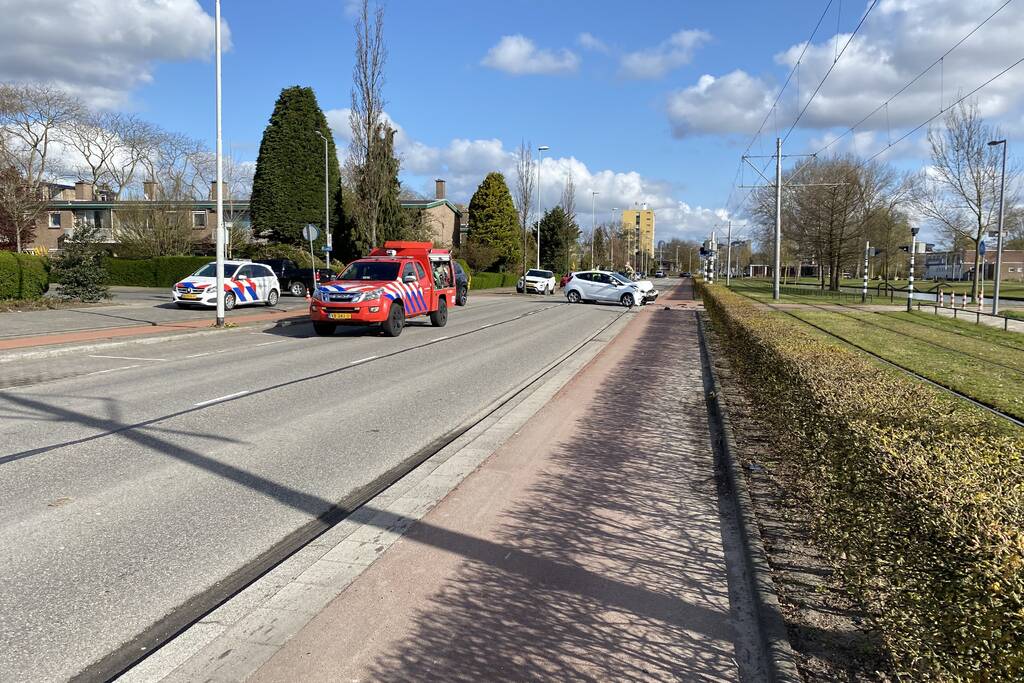 Flinke schade bij botsing met twee auto's