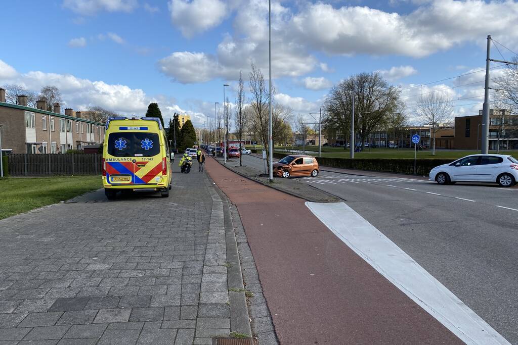 Flinke schade bij botsing met twee auto's
