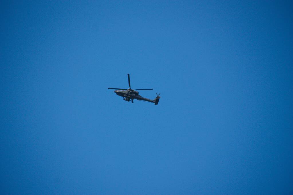 Apache-gevechtshelikopters oefenen boven Soesterkwartier