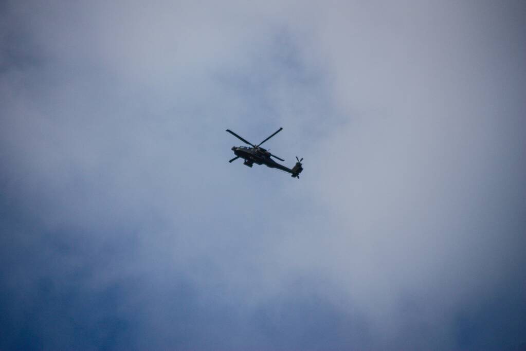 Apache-gevechtshelikopters oefenen boven Soesterkwartier