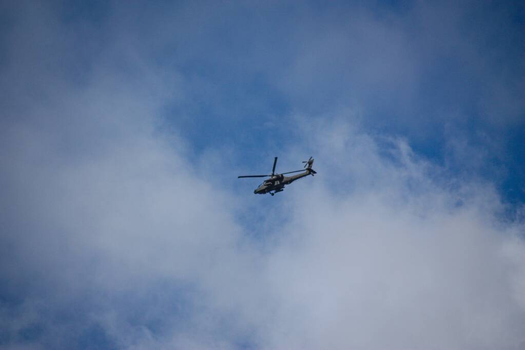 Apache-gevechtshelikopters oefenen boven Soesterkwartier