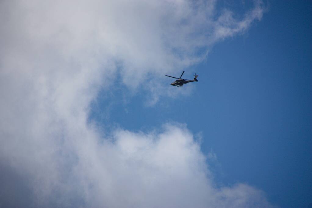 Apache-gevechtshelikopters oefenen boven Soesterkwartier