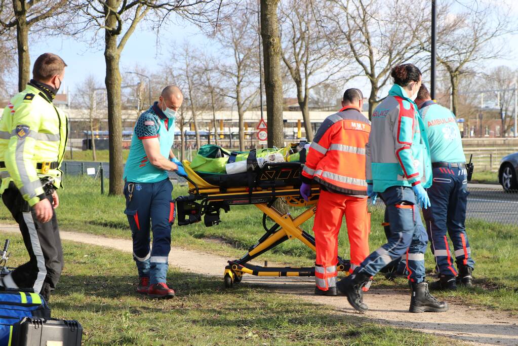 Traumahelikopter landt voor gewonde paardrijdster