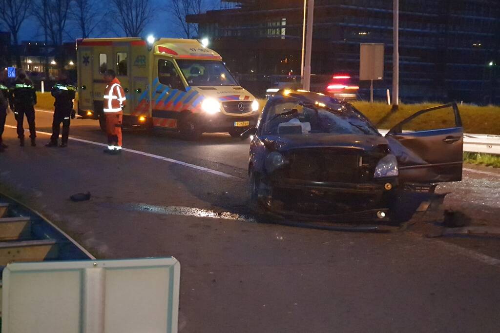Auto vliegt over de kop