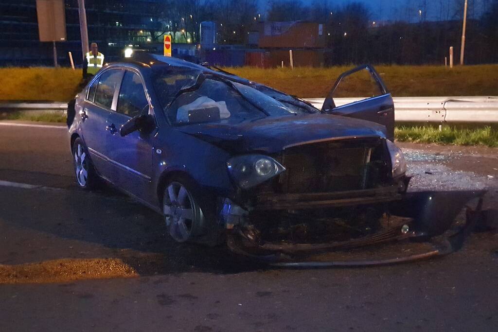 Auto vliegt over de kop