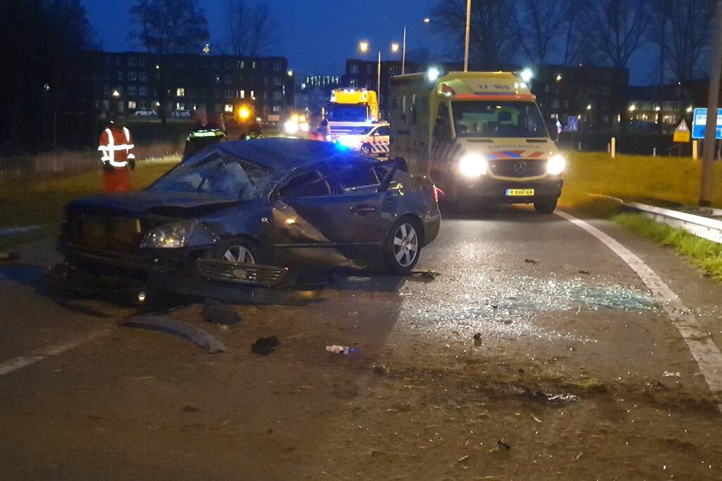 Auto vliegt over de kop