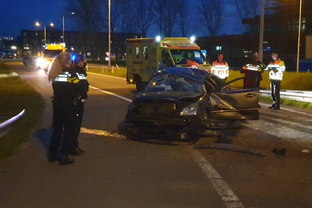 Auto vliegt over de kop