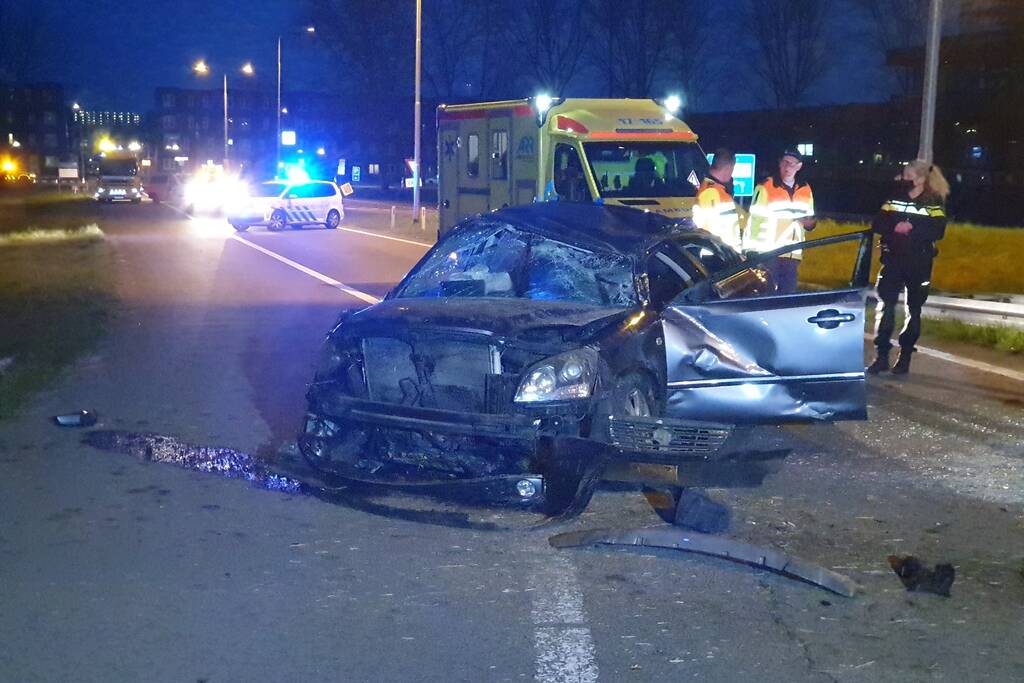 Auto vliegt over de kop
