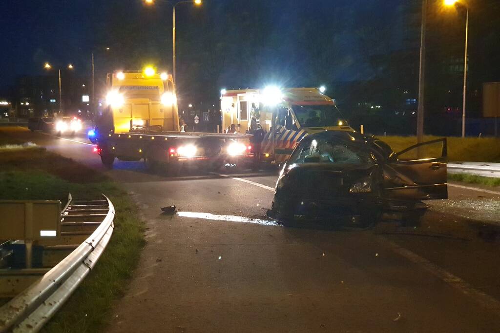 Auto vliegt over de kop