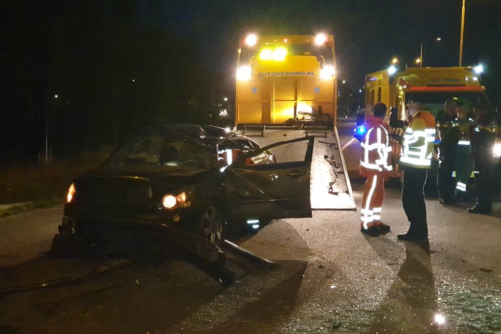 Auto vliegt over de kop